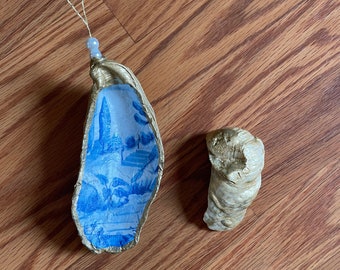Blauw en wit toile-ornament met oesterschelp
