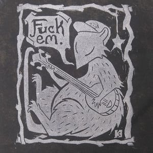 Possum folkpunk con parche punk de banjo linograbado (con opción de brillar en la oscuridad)