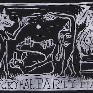 Op de afbeelding: Zwart-witte houtsnede met drie figuren, een wolf, een persoon met een feestmuts en een wezen met een baard, die rond een tafel met drankjes zijn verzameld. De tekst "FUCK YEAH PARTY TIME" staat onderaan de print.