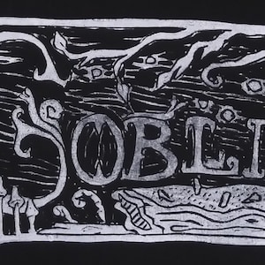 Puede incluir: Grabado en madera en blanco y negro con la palabra "SOBEL" en letras blancas. La impresión presenta una escena de bosque estilizada con setas, enredaderas y una rana.