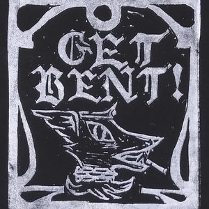 Op de afbeelding: Een zwart-witdruk op een zwarte achtergrond met de woorden "Get Bent!" in een gestileerd lettertype. Onder de tekst is een gevleugeld wezen afgebeeld.