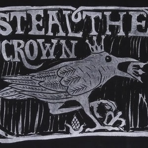 Op de afbeelding: Zwart-witte illustratie van een raaf met een kroon, met de tekst "Steal the Crown" erboven.