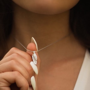フェザーネックレス 925 スターリングシルバー / スピリチュアルフェザーペンダント / 彼女へのギフト / 自然にインスパイアされたジュエリー / 母の日ギフト