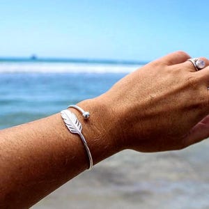 Silver Feather Swirl Bangle / Women’s Sentimental Bangle / Memorable jewellery /925 Sterling Silver / Spiritual jewellery / Cuff Bangle