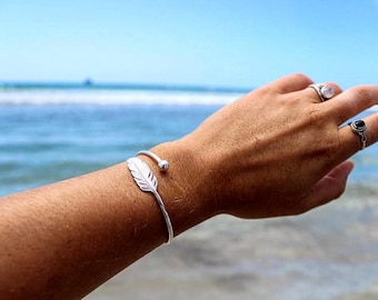 シルバーフェザーバングル / エンジェルウィングブレスレット / 925シルバーフェザースワールバングル / センチメンタルジュエリー / 母の日ギフト