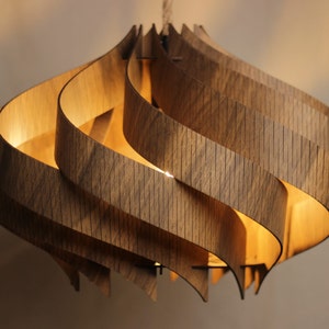 Handgemaakte houten hanglamp in walnootafwerking Scandinavische stijl afbeelding 1