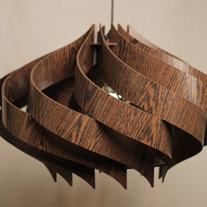 Handgemaakte houten hanglamp in walnootafwerking Scandinavische stijl afbeelding 4