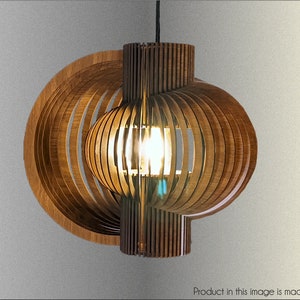 Op de afbeelding: Een houten hanglamp met een cirkelvormig ontwerp. De lamp is gemaakt van dunne stroken hout die zijn gelaagd en gebogen om een ​​unieke vorm te creëren. De lamp wordt verlicht door een enkele gloeilamp.