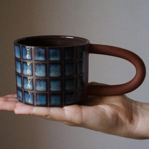 Kubek z glazurą w kratkę | ręcznie robiony, ceramiczny, na parapetówkę, wyjątkowy, kubki, filiżanka, kawa, herbata, rustykalny, gliniany, kratka, uroczy, prezent, artystyczny |