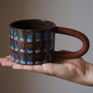 Kubek z glazurą w kratkę | ręcznie robiony, ceramiczny, na parapetówkę, wyjątkowy, kubki, filiżanka, kawa, herbata, rustykalny, gliniany, kratka, uroczy, prezent, artystyczny |