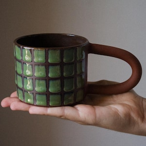 Kubek z glazurą w kratkę | ręcznie robiony, ceramiczny, na parapetówkę, wyjątkowy, kubki, filiżanka, kawa, herbata, rustykalny, gliniany, kratka, uroczy, prezent, artystyczny |
