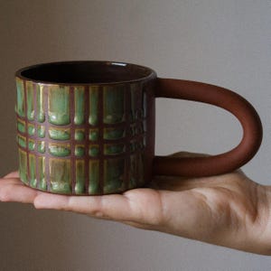 Kubek z glazurą w kratkę | ręcznie robiony, ceramiczny, na parapetówkę, wyjątkowy, kubki, filiżanka, kawa, herbata, rustykalny, gliniany, kratka, uroczy, prezent, artystyczny |