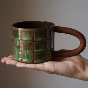 Kubek z glazurą w kratkę | ręcznie robiony, ceramiczny, na parapetówkę, wyjątkowy, kubki, filiżanka, kawa, herbata, rustykalny, gliniany, kratka, uroczy, prezent, artystyczny |