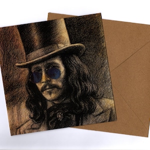 Puede incluir: Dibujo a lápiz detallado de un hombre con pelo largo y oscuro, bigote y gafas azules, con sombrero de copa y traje. La obra de arte está en una tarjeta, acompañada de un sobre marrón.