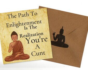 Könnte beinhalten: Eine quadratische Grußkarte mit strukturiertem beigen Hintergrund, einer Abbildung eines sitzenden Buddha und dem Text: The Path To Enlightenment Is The Realization You're A Cunt. Daneben liegt ein brauner Umschlag mit einer schwarzen Buddha-Silhouette.