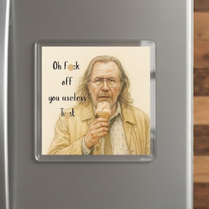 Puede incluir: Un imán cuadrado con una imagen humorística de un hombre sosteniendo un cono de helado. El imán tiene el texto "Oh f**k off you useless t**t" en negro. La imagen está sobre un fondo claro.