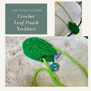 Op de afbeelding: Een groene gebreide bladeren tas als ketting met een trekkoord. De tas hangt aan een groen koord en bevat een groene en blauwe dobbelsteen.