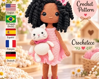 Könnte beinhalten: Eine Häkelpuppe mit dunklem, lockigem Haar, einem rosa Kleid und einer rosa Blumenverzierung, die eine kleine weiße Katze hält. Das Bild enthält den Text Crochet Pattern und Crochetece sowie eine Liste von Flaggen für Englisch, Portugiesisch, Spanisch, Französisch und Deutsch.