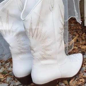 Western Cowgirls Lace wedding boots... Winter wedding boots.. Bride lace boots.. Wedding cowboy boties