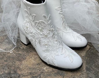 Lace wedding boots... Winter wedding boots.. Bride lace boots.. Wedding boties