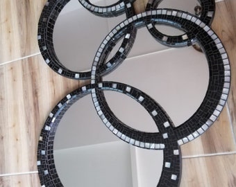 Gran espejo de pared con diseño de mosaico en blanco y negro. Arte.