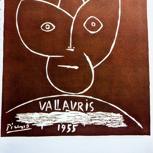 Może przedstawiać: Brązowy plakat z białym tekstem i białym rysunkiem twarzy wykonanym linią. Tekst brzmi "Exposition Vallauris 1955".