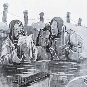 Può includere: Illustrazione in bianco e nero di due soldati in una trincea, uno legge una lettera e l'altro guarda altrove. La trincea è piena d'acqua e sullo sfondo ci sono reticolati di filo spinato.