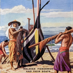 Puede incluir: Dos hombres con ropa tradicional están de pie junto a un barco colorido en una playa. Un hombre sostiene una red, mientras que el otro usa una vara larga para empujar el barco. El texto "Pescadores malayos y sus barcos" está impreso debajo de la imagen.
