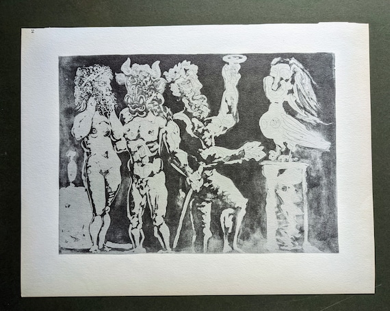 1956 パブロ・ピカソ、パリ、1935年頃（ミノタウロスと鳥の彫刻を抱く