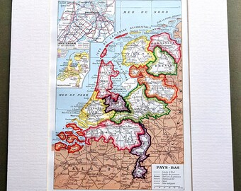Pode incluir: Um mapa vintage dos Países Baixos, ou "Pays-Bas" como é chamado em francês, com as províncias e cidades rotuladas em francês. O mapa está em tons de amarelo, laranja, vermelho, verde e azul. O mapa é rodeado por uma borda branca.