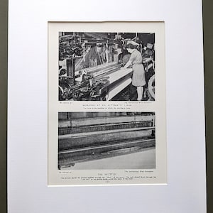 Peut inclure: Une photo en noir et blanc d'une femme travaillant à un métier à tisser automatique. Le métier à tisser est une grande machine avec de nombreuses pièces mobiles. La femme se tient devant le métier à tisser, en train de le faire fonctionner. La légende indique "Travailler à un métier à tisser automatique." et "Le métier à tisser est la machine sur laquelle le tissage est effectué."