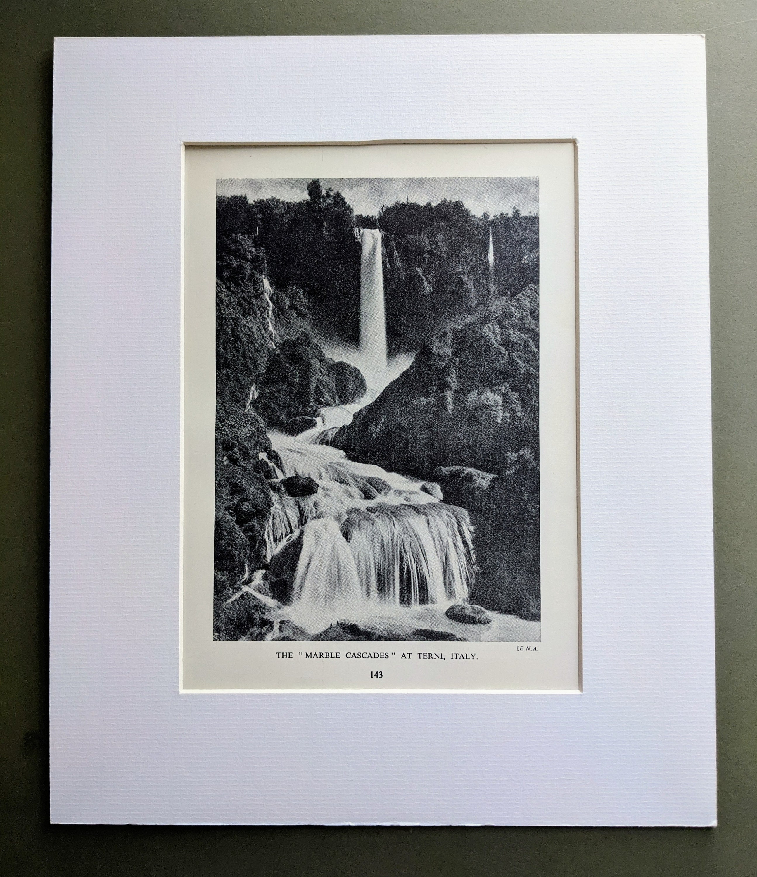 1950 "Las Cascadas de Mármol" en Terni, Italia. Impresión vintage original - Cascada - Cascata delle Marmore - Enmarcada y montada - Decoración de par
