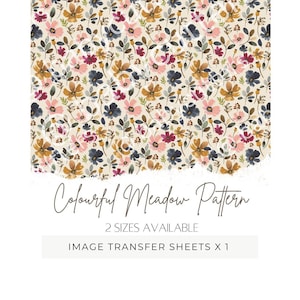 Puede incluir: Diseño de patrón floral con un colorido prado de flores en tonos rosa, dorado, azul marino y burdeos sobre un fondo crema. El texto "Colourful Meadow Pattern" se muestra debajo, junto con "2 Sizes Available" y "Image Transfer Sheets x 1".