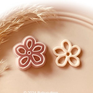 Unik abstrakt blomform med hål - smyckesutstickare i polymerlera 30 mm