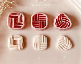 Puede incluir: Una selección de tres cortadores de galletas de diseño geométrico diferentes en rosa y blanco roto. La fila superior muestra los cortadores en rosa, y la fila inferior muestra los mismos diseños en blanco roto. El texto "Choose Design:" es visible.