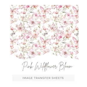 Puede incluir: Hojas de transferencia de imágenes con un patrón floral de acuarela. El diseño presenta flores silvestres rosas y mariposas sobre un fondo blanco. El texto "Pink Wildflower Bloom" está escrito en una fuente de escritura, con "IMAGE TRANSFER SHEETS" debajo.