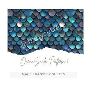 Puede incluir: Imagen digital con un patrón de escamas superpuestas, iridiscentes azules y turquesas. El texto "Ocean Scale Pattern 1" está escrito en cursiva, con "IMAGE TRANSFER SHEETS" debajo.