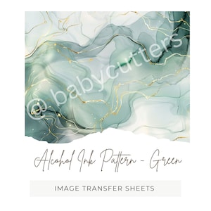 Peut inclure: Motif abstrait à l'encre alcoolisée dans des tons de vert et de blanc avec des accents dorés. Le motif présente un effet marbré fluide avec le texte "Alcohol Ink Pattern - Green" et "Image Transfer Sheets".