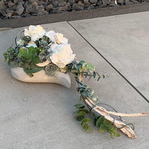 Grave decoration for All Saints&#39; Day or Remembrance Day. Grave arrangement, grave decoration, urn grave, stone heart.