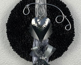 Natural wreath made of Bakuli fruits, dyed black. Door wreath, wall wreath all year round. Approx. 40 cm Ø.