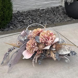 Grabgesteck mit Nelken in antikrosa. Grabschmuck zu Allerheiligen oder Gedenktag. Breite mit Deko ca. 42 cm