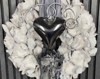 XL natural wreath made of palm blossoms with a silver stainless steel heart. Door wreath and wall wreath for all year round. Approx. 47 cm Ø.