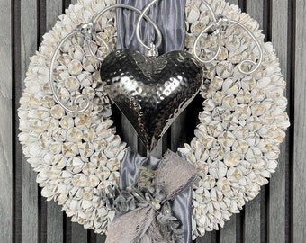 Natural wreath made of Bakuli fruits in antique white. Door wreath, wall wreath all year round. Approx. 40 cm Ø.