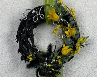 Couronne de porte de printemps de Pâques. Bois naturel, teint en noir. Tulipes et forsythia en jaune. Environ 35 cm de diamètre.