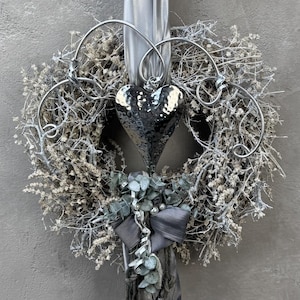 Türkranz aus Statice mit silberfarbenem Edelstahlherz. Türschmuck, Wandschmuck ganzjährig. Ca. 43 cm Ø