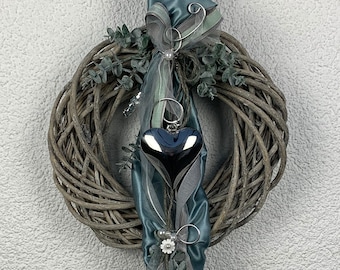 Corona de puerta para todo el año con corazón de acero inoxidable y ramas de eucalipto. Aproximadamente 35 cm de diámetro.