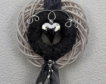 Door wreath made of white rattan with a grey felt ring and a silver stainless steel heart. Door wreath and wall wreath for all year round. Approx. 35 cm Ø.
