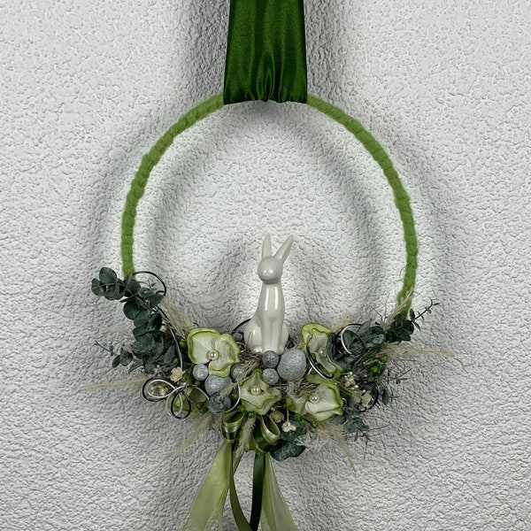 Décoration de porte, décoration de fenêtre, Pâques, printemps. Anneau décoratif en feutrine verte. Lapin en céramique blanc.