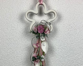 Witte houten bloem om op te hangen. Versierd voor de lente. Deurdecoratie/wanddecoratie/raamdecoratie. Totale lengte ca. 110 cm.