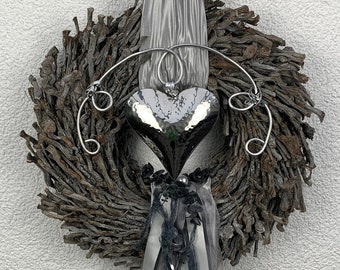 XXL door wreath with silver stainless steel heart. Very durable and can be used all year round. Approx. 50 cm Ø.